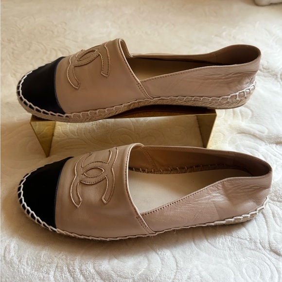 CHANEL Two-Tone Lambskin Cream and Black Espadrilles size 42 9.5-10 - Picture 1 of 7